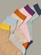 Esposizione di cinque paia di calzini Panchic colorati: azzurro, rosa, beige nebbia, grigio, beige champagne.