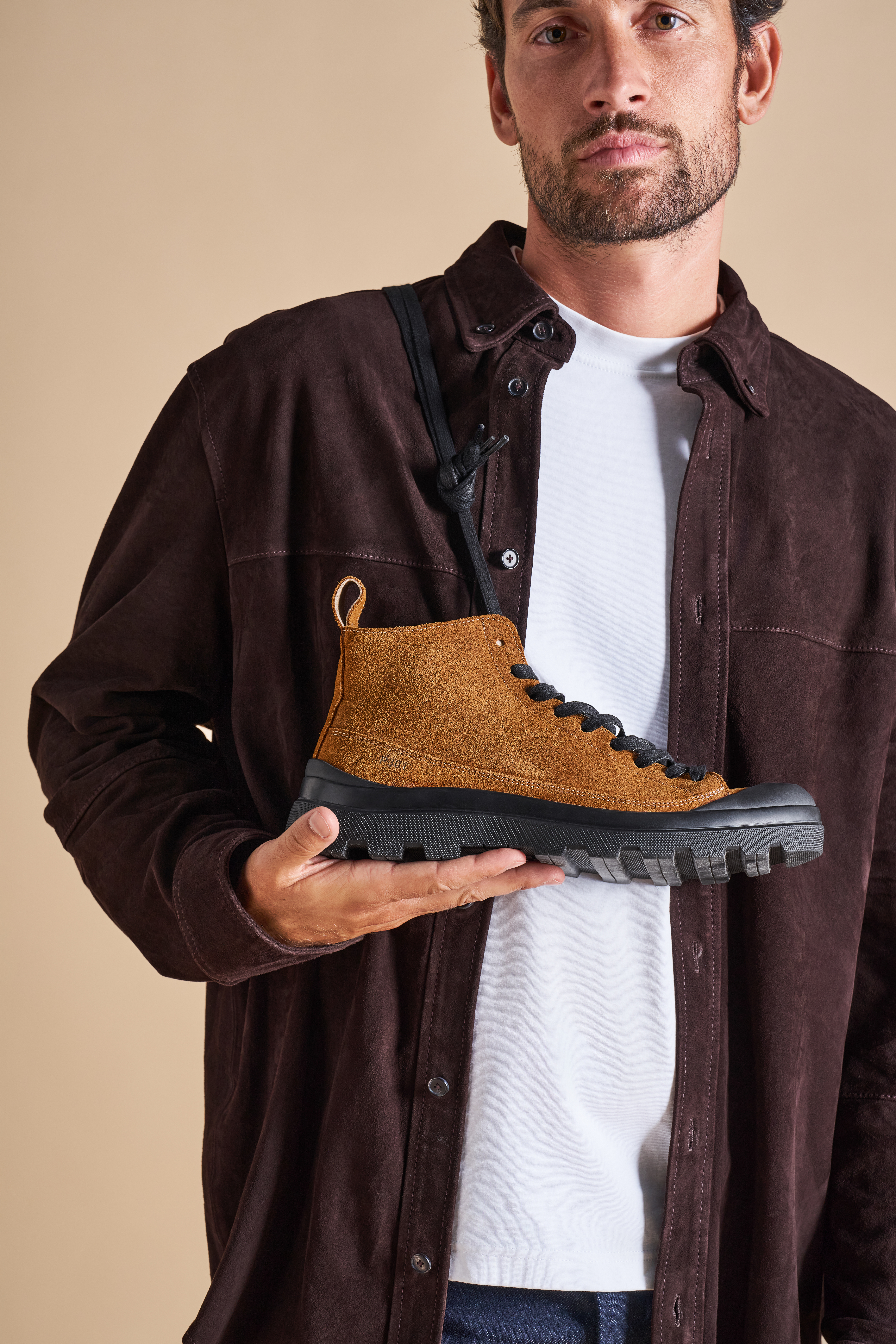 Un modello tiene in mano una P301 color cognac.