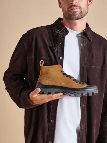 Un modello tiene in mano una P301 color cognac.