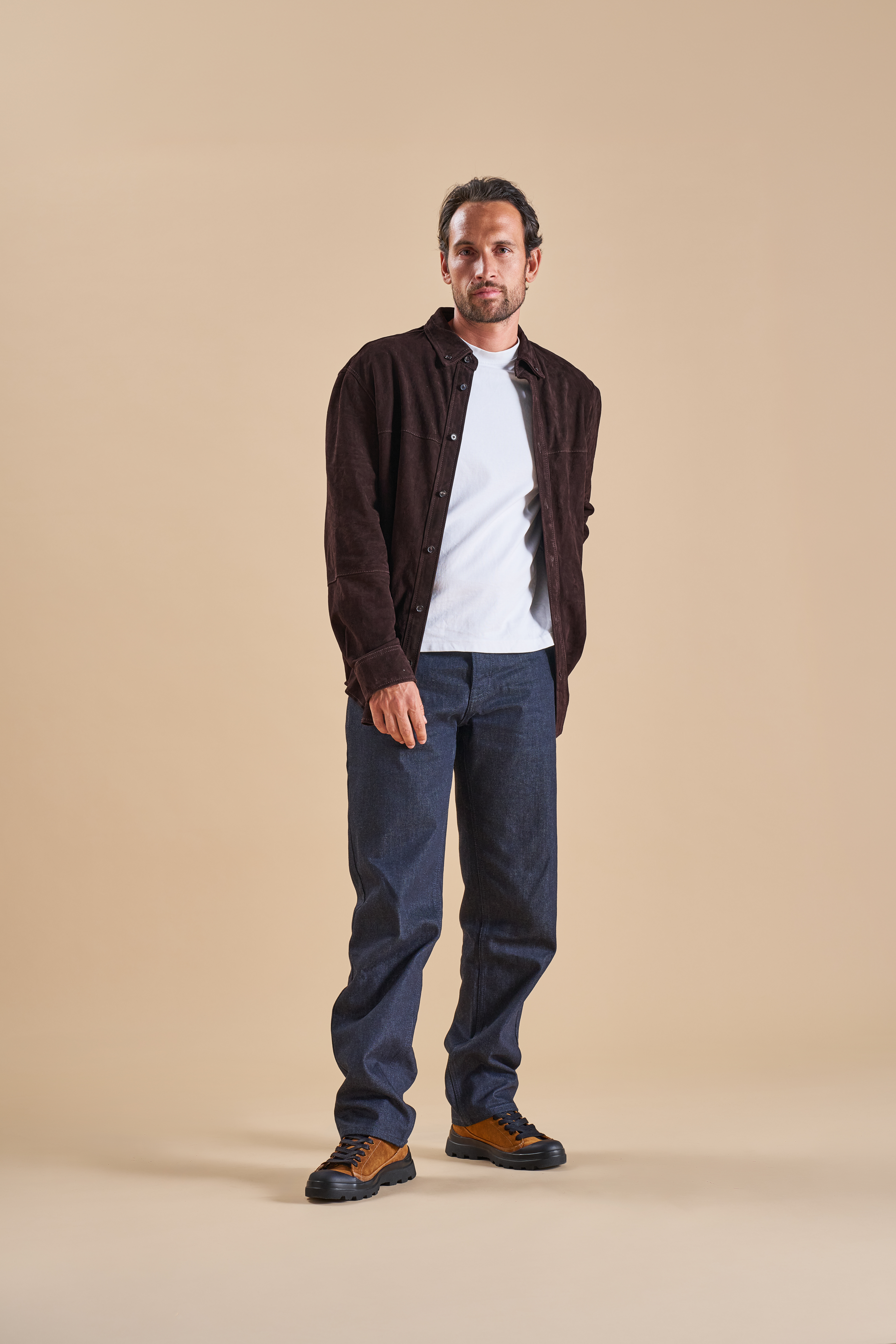 Il modello indossa un paio di polacchini P301 cognac in suede cerato.