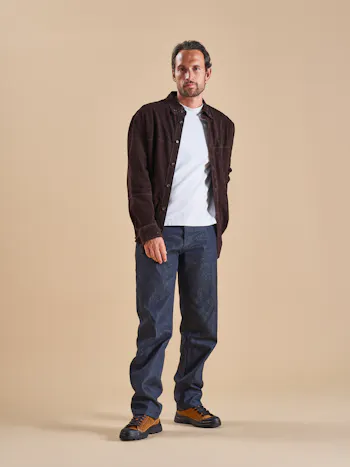 Il modello indossa un paio di polacchini P301 cognac in suede cerato.
