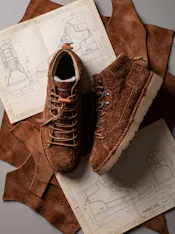Scatto zenitale di un polacchino in suede Crazy. Si tratta di una particolare lavorazione che lo fa sembrare peloso.