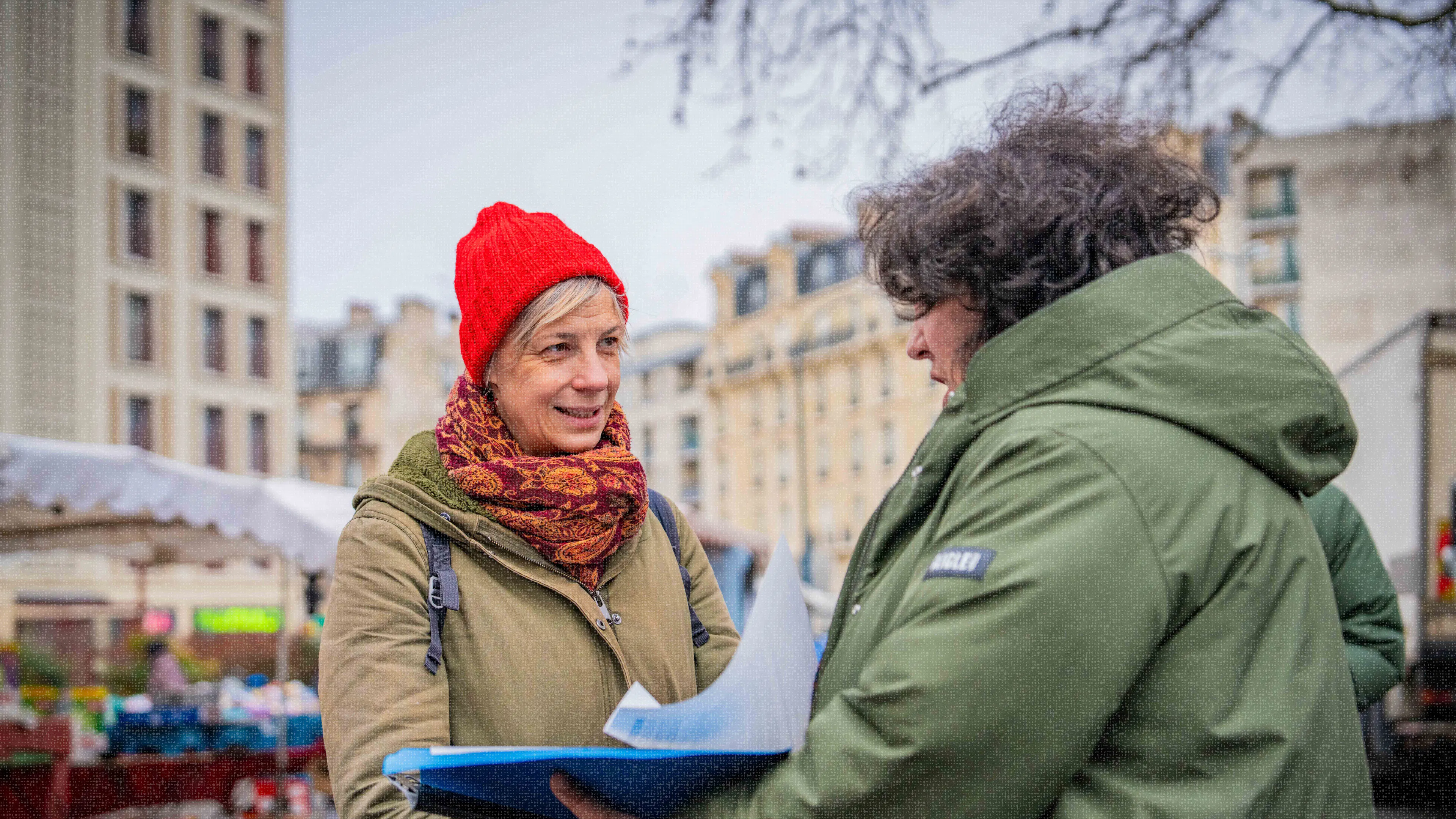 Deux femmes discutent