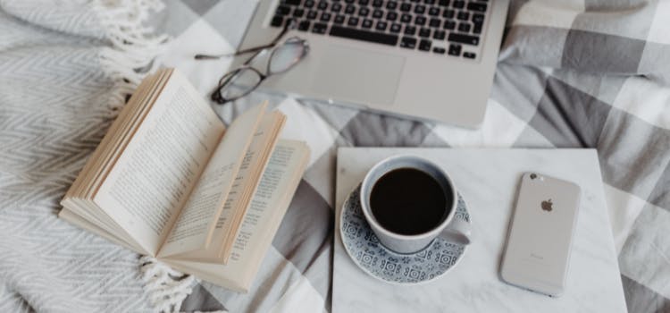 Libro | Taza de café | iPhone | Laptop