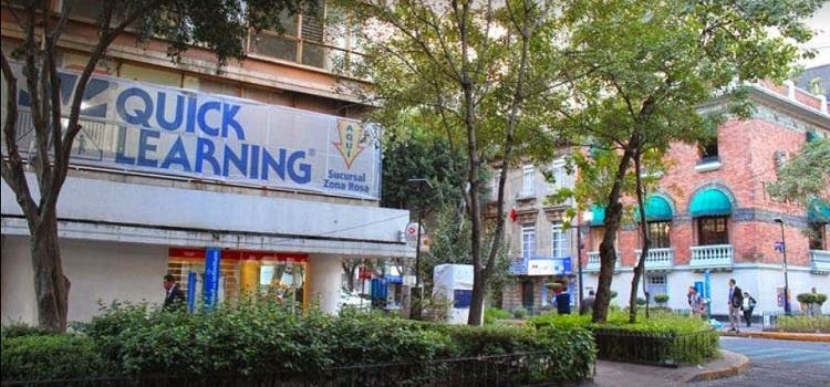 Fachada de una de las escuelas de Quick Learning en México | Arboles, tiendas y arbustos.