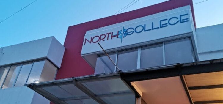 Fachada con muchas ventanas de North College en Rojo y blanco