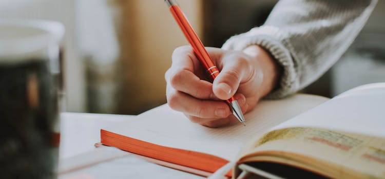 Personas escribiendo. Aprender inglés con frases