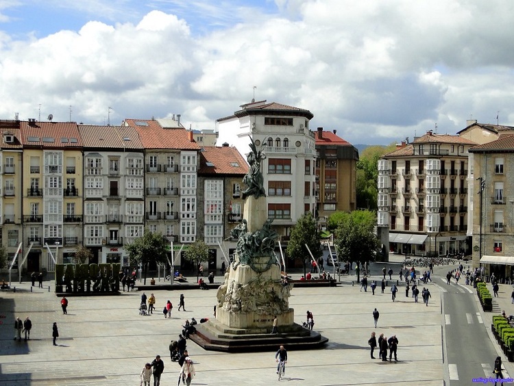Ciudad de Vitoria-Gateiz | Plaza, personas caminando, estatua.