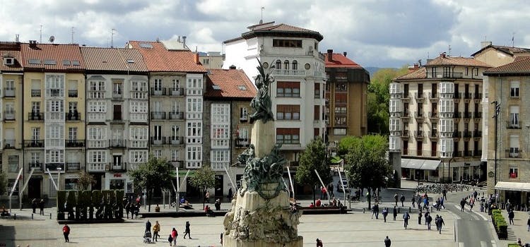 Ciudad de Vitoria-Gateiz | Plaza, personas caminando, estatua.