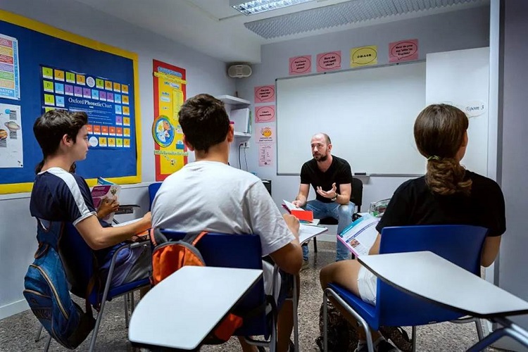 Clases de ingl&eacute;s en Monumental English School | grupo de estudiantes | profesor