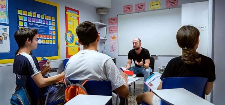 Clases de inglés en Monumental English School | grupo de estudiantes | profesor