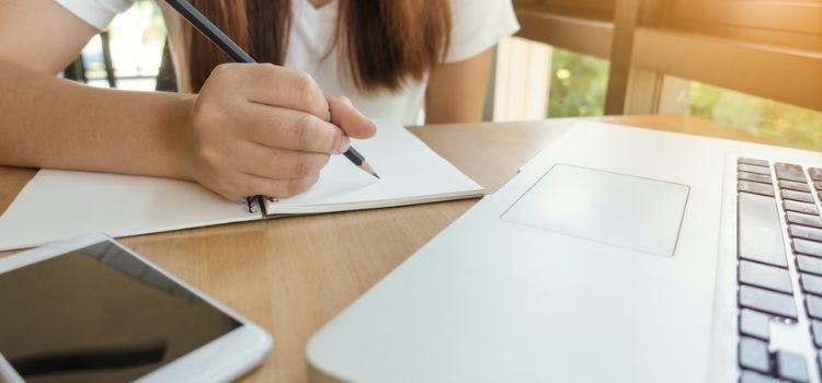 Mujer frente a laptop
