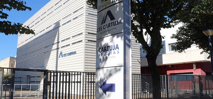 Caruja idiomas fachada en Sevilla
