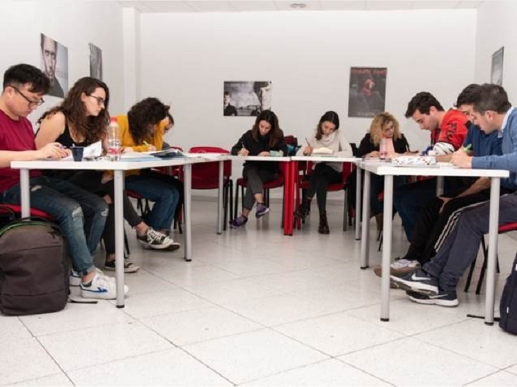 BeEnglish | Sal&oacute;n de clases en Granada