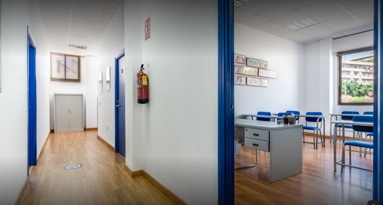 Caledonian Centre salones de clases y pasillo.