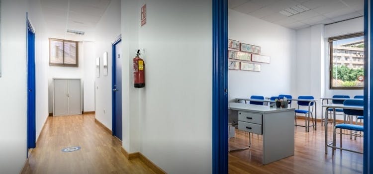 Caledonian Centre salones de clases y pasillo.