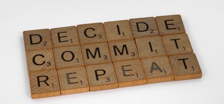 Letras de madera sobre fondo blanco