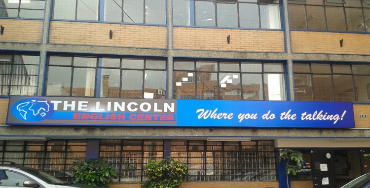 Fachada de The Lincoln English Center - Edificio con cartel azul