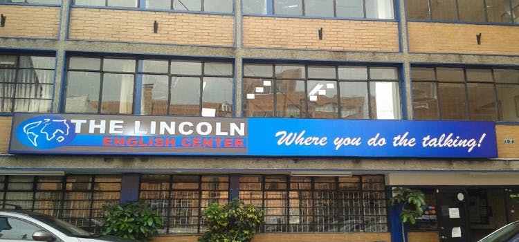 Fachada de The Lincoln English Center - Edificio con cartel azul