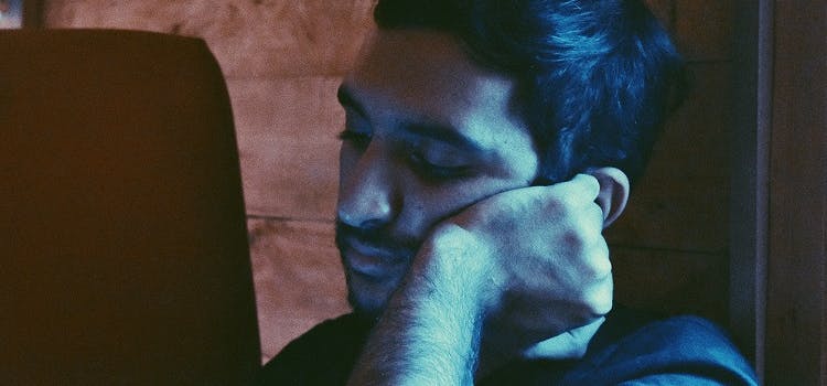 estudiante frente al pc