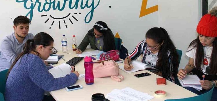 Salón de clases del centro de idiomas ULA | Grupo de estudiantes