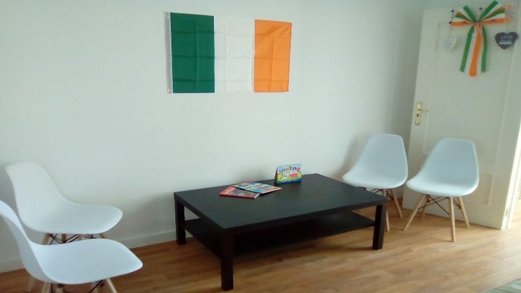 Sal&oacute;n de clases del curso de ingl&eacute;s Be One English.