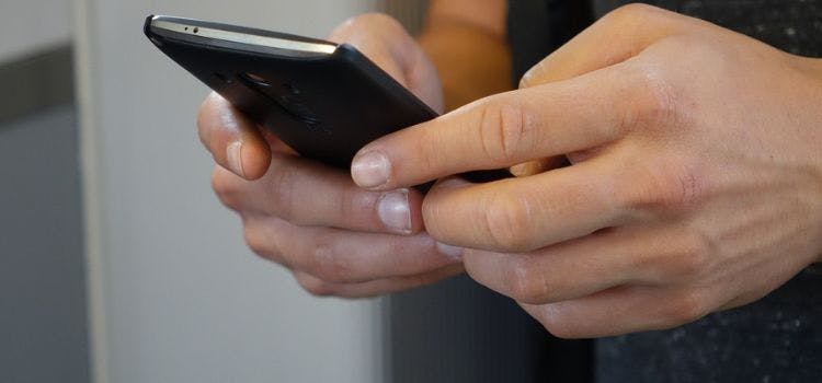 Persona con un teléfono en las manos