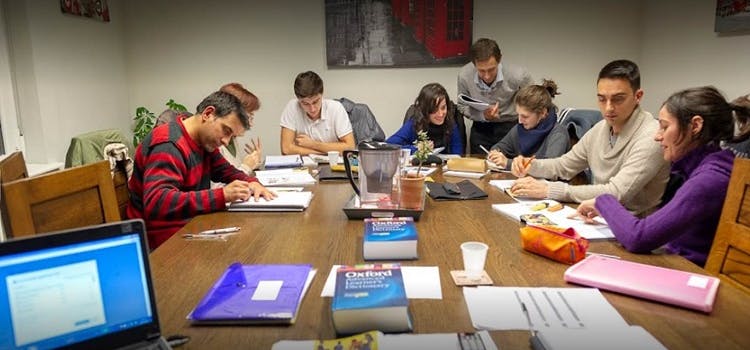 Clases de inglés en The Four Corners | Salones de clases en Pamplona | Estudiantes