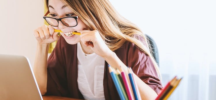 Mujer estresada frente a la computadora