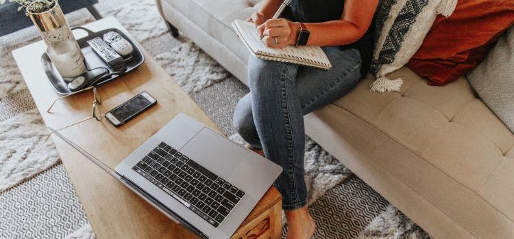 donna seduta che legge