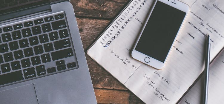 Aprender inglês com a Platzi | Computador e caderno