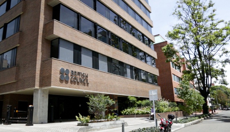 Fachada del British Council en Bogot&aacute; | Edificio alto, de ladrillos.