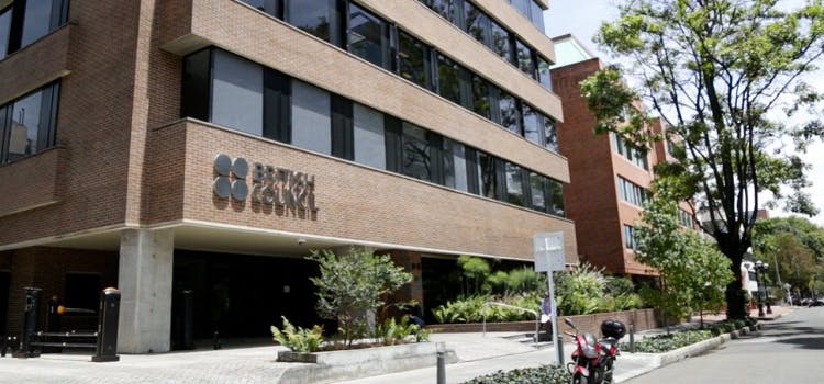 Fachada del British Council en Bogotá | Edificio alto, de ladrillos.