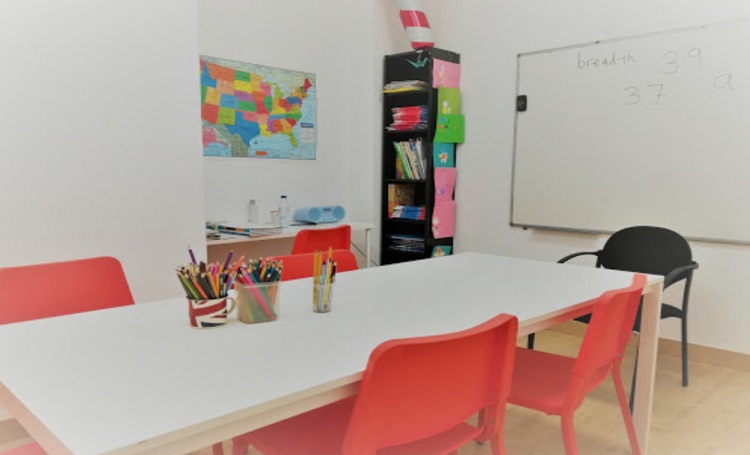 Sal&oacute;n de clases de Lewis Academy