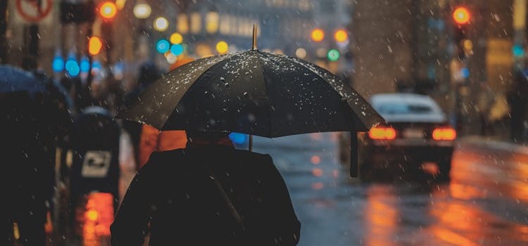 Persona in città sotto la neve