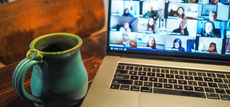 Laptop podczas wideorozmowy