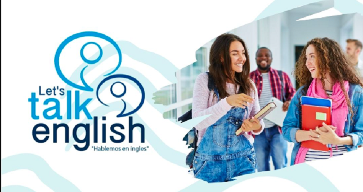 Logo de Let's Talk English | Dos chicas y un chico, todos con cuadernos en las manos.