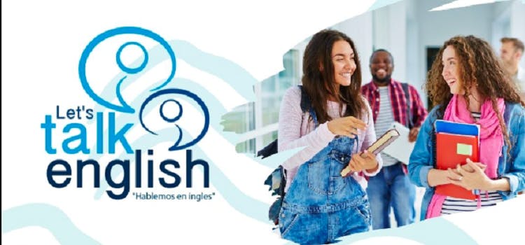 Logo de Let's Talk English | Dos chicas y un chico, todos con cuadernos en las manos.