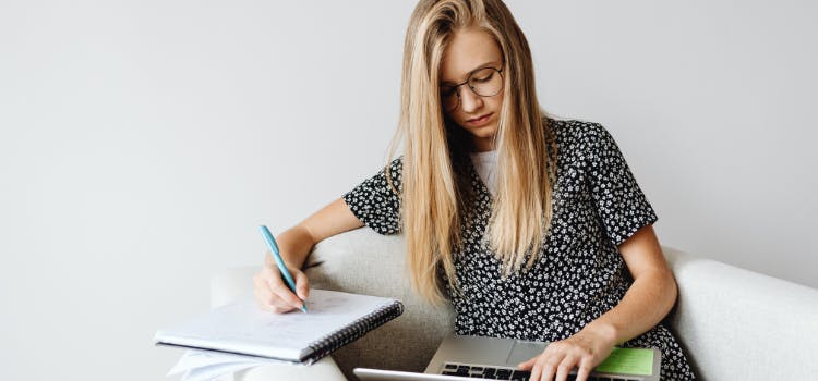Chica escribiendo en una libreta