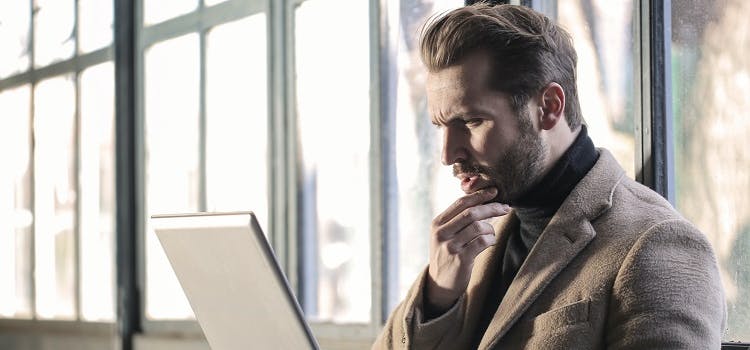 Quanto costa un corso di inglese - uomo pensieroso