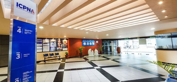 Hall de el instituto de inglés ICPNA en Lima