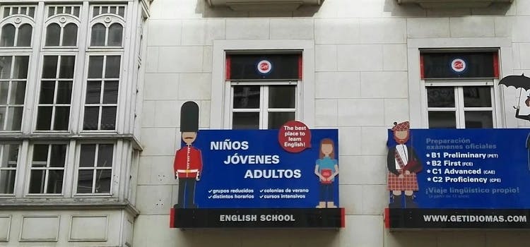 Cartel azul con dibujo de soldados británicos e información sobre el curso de inglés GET IDIOMAS.