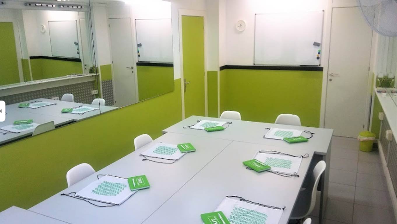 Sal&oacute;n de clases en Exit Idiomes en Granollers