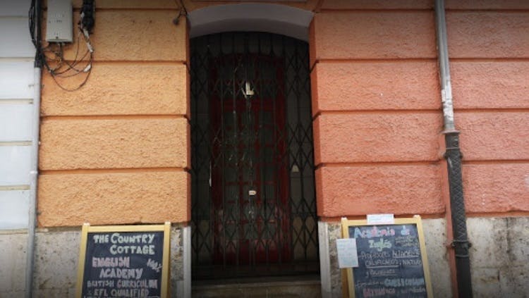 Fachada de la sede de The Country Cottage