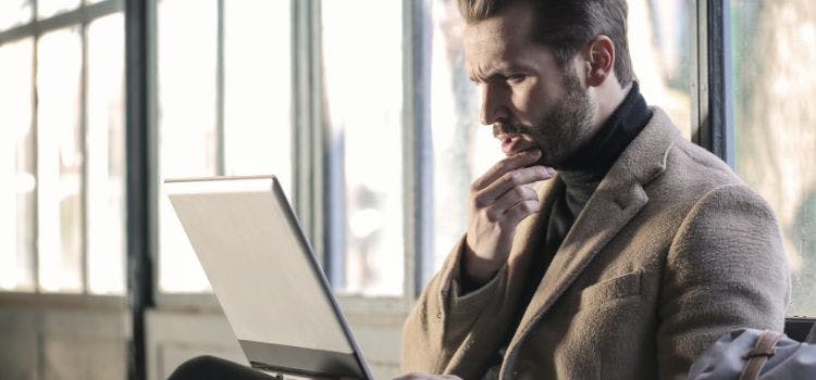 Persona frente de una computadora pensando