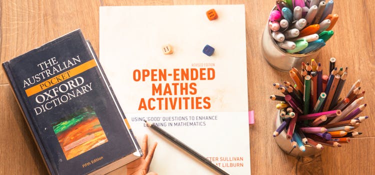 Libros y colores sobre escritorio de madera