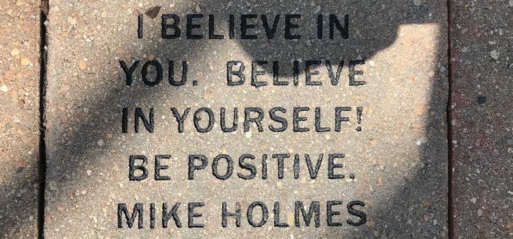 imagen de una frase célebre marcada en piedra