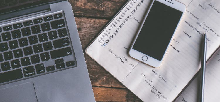 Pessoa em frente ao laptop