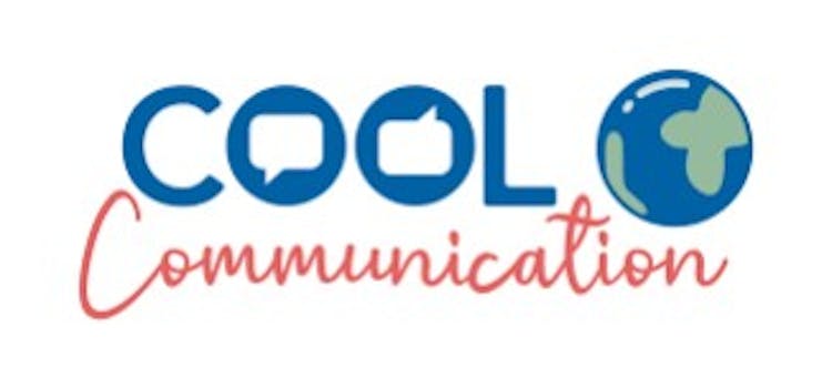 Logo de Cool Communication en azul y rojo acompañado de una imagen del globo terraqueo.