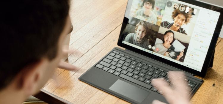 Persona frente a una computadora en una videollamada